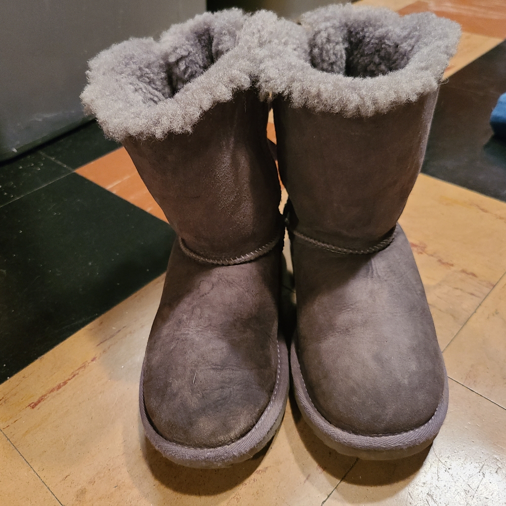 Ugg Bailey Bow Short Winter Boots Gray Suede Leather Youth Girls Size 4. Vguc